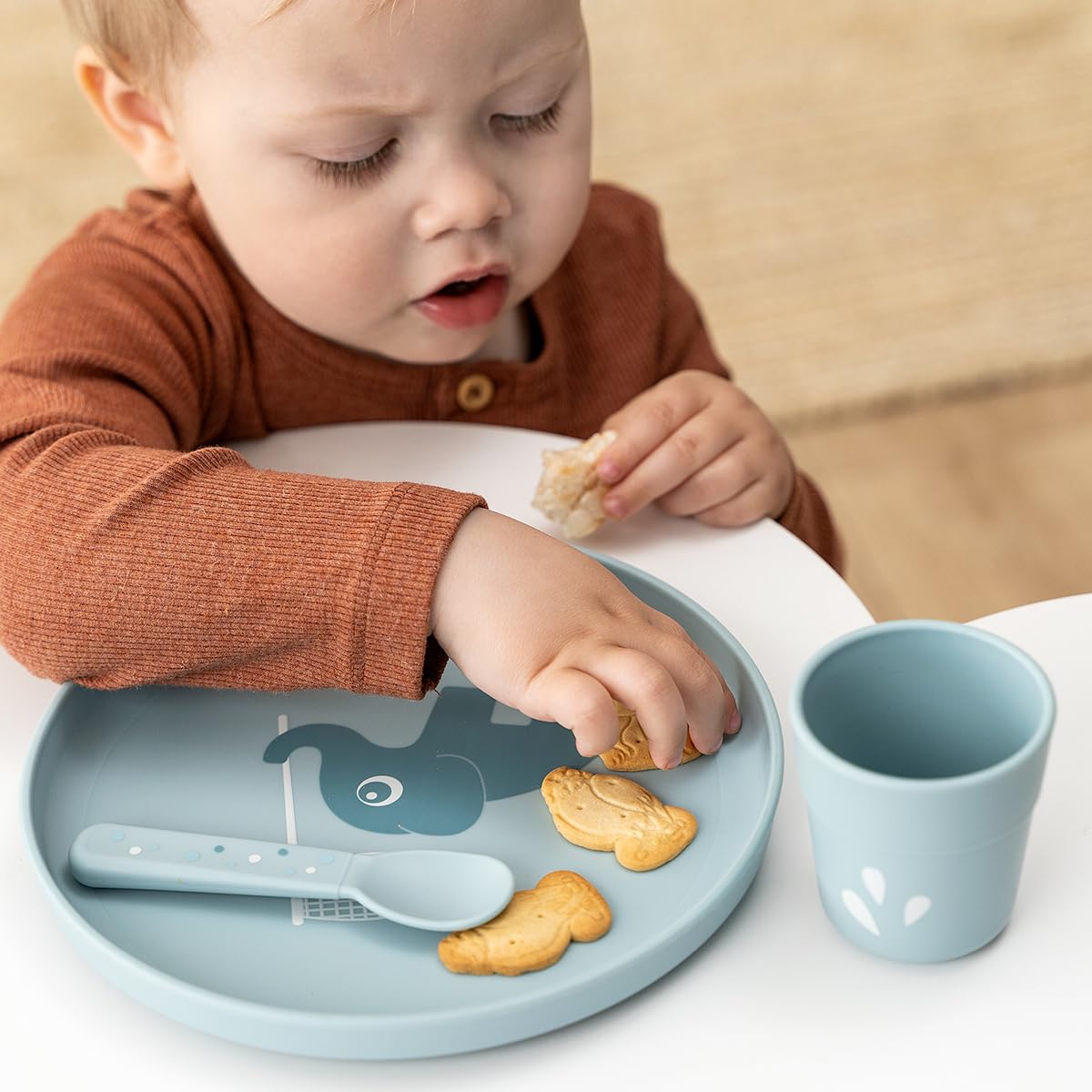 Done by Deer Kinder Geschirr Set – Teller, Schüssel, Trinkbecher & Besteck – Rutschfest, BPA-frei, Elphee Blau