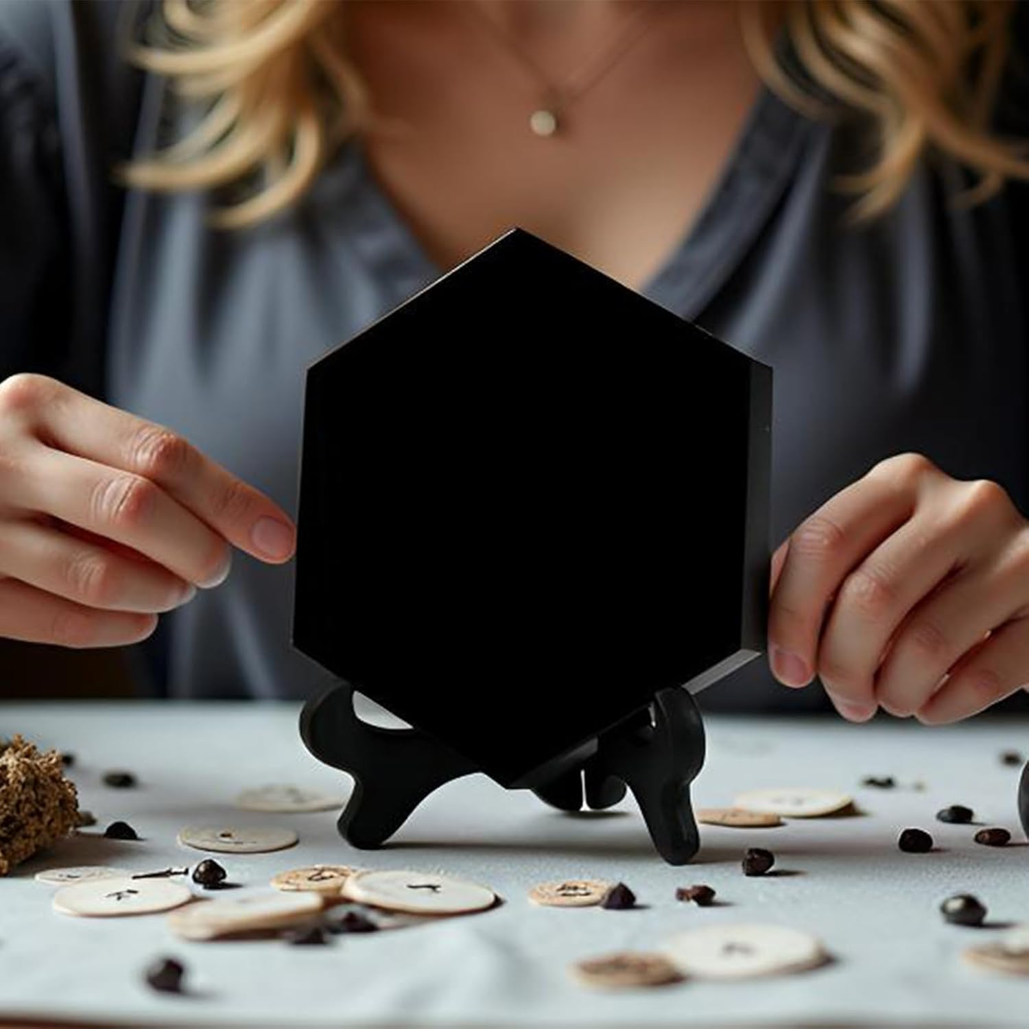 Black Obsidian Scrying Mirror, Hexagonal Rhombus Obsidian Feng Shui Mirror with Stand, Home Decor Crafts (Black, 10cm)