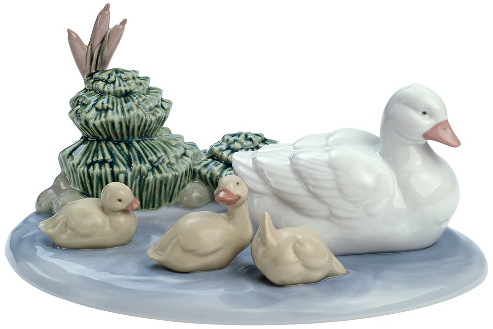 Nao Porcelain by Lladro POND FAMILY ( SWAN & CHICKS ) 2001619