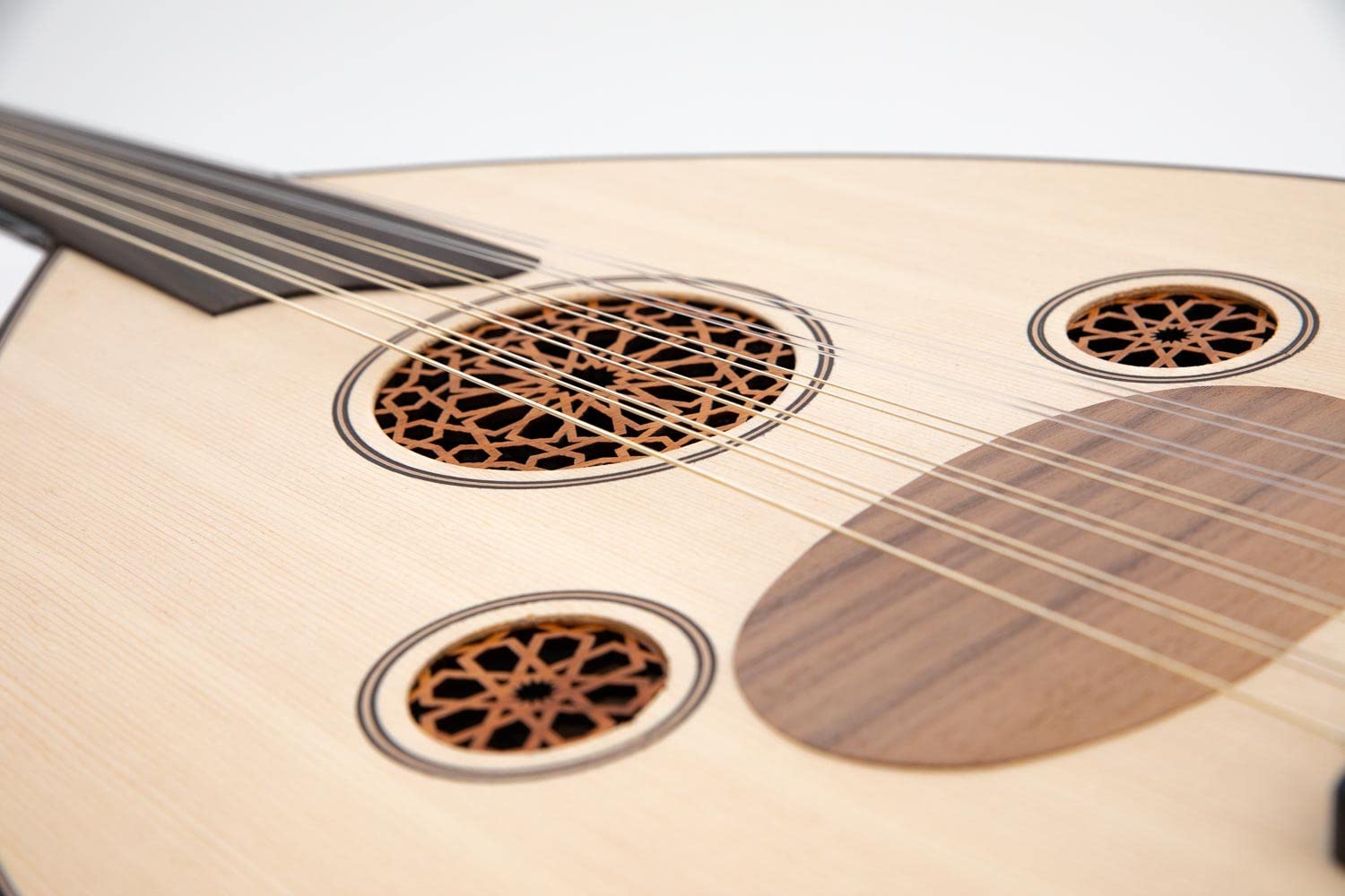 Handgefertigtes türkisches Oud aus schwarzer Walnuss, Ebenholzwirbeln und Kurschner-Saiten. Mit weicher Hülle. Traditionelles Saitenmusikinstrument