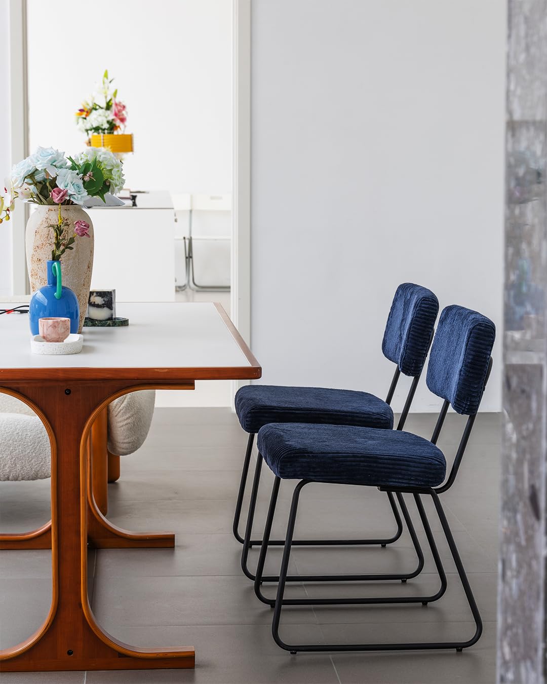 Kosmi Sedia design MATYS in velluto a coste – Set di 2 – Stile moderno e comfort ottimale – gambe in metallo nero – per soggiorno, sala da pranzo, ufficio (blu)