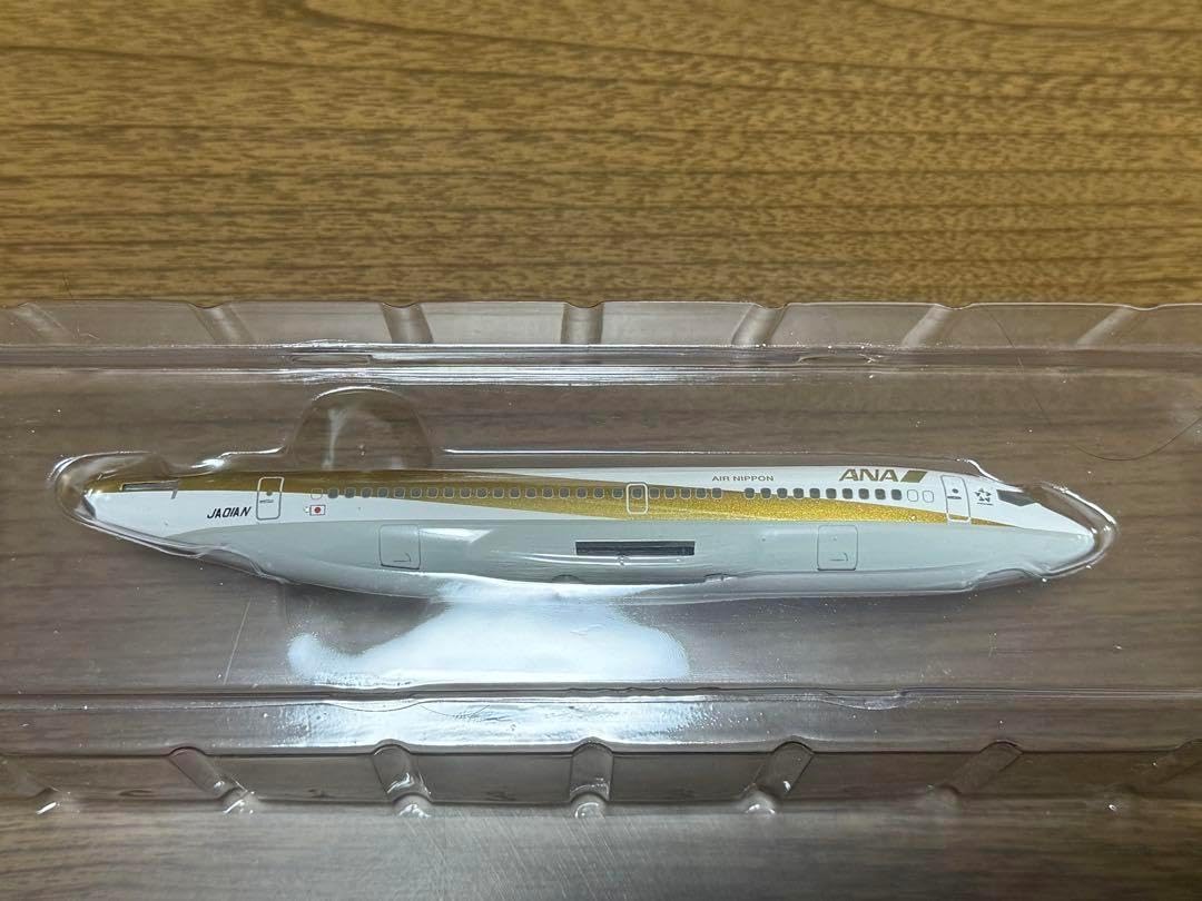 1/200 JCwings ANA ゴールド B737-700 1/200 JCwings ANA ゴールド