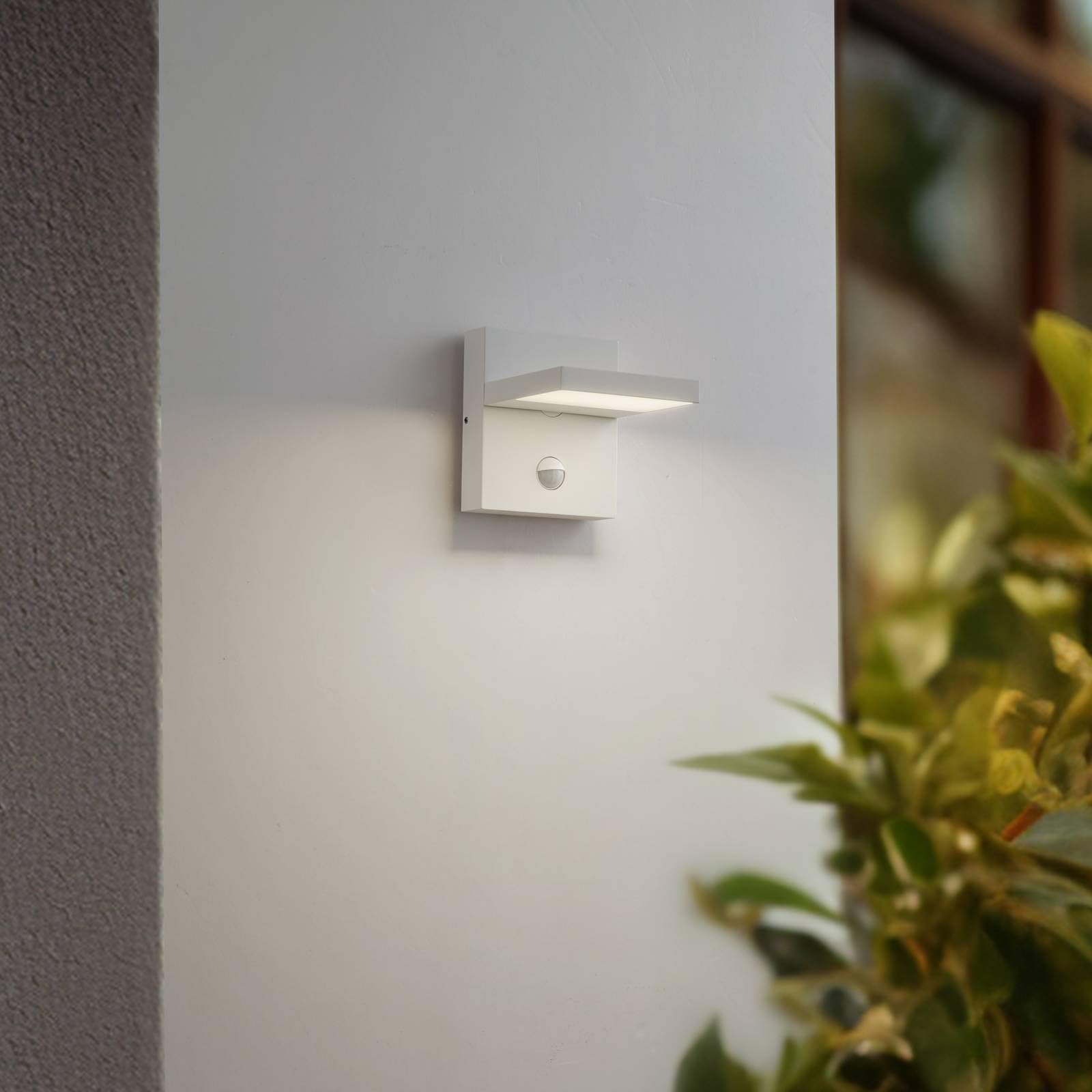 Lucande LED Wandleuchte außen Silvan mit Bewegungsmelder (spritzwassergeschützt (Modern) in Weiß aus Aluminium (1 flammig,) - Wandlampe für Außenwand/Hauswand Haus Terrasse und Balkon