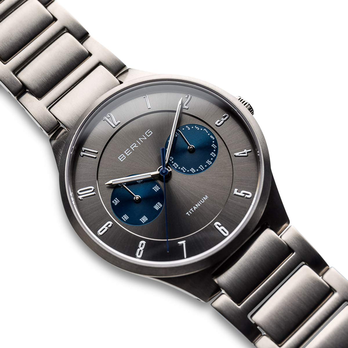 Bering Time 11539-777 męski zegarek na rękę z kolekcji Titanium, z tytanowym paskiem i odpornym na zarysowania szkiełkiem szafirowym. Zaprojektowany w Danii