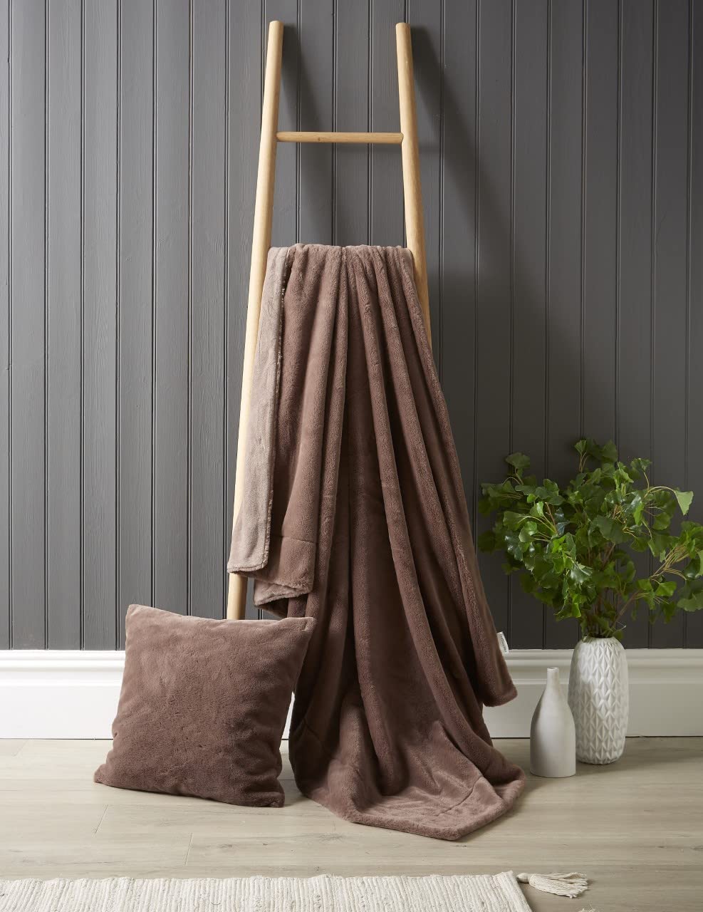 The Bettersleep Company Mocha Luxury Ultra Plush Rabbit Faux Fur Throw 130Cm X 180Cm With A Velvet Fleece Revers (Mocha)