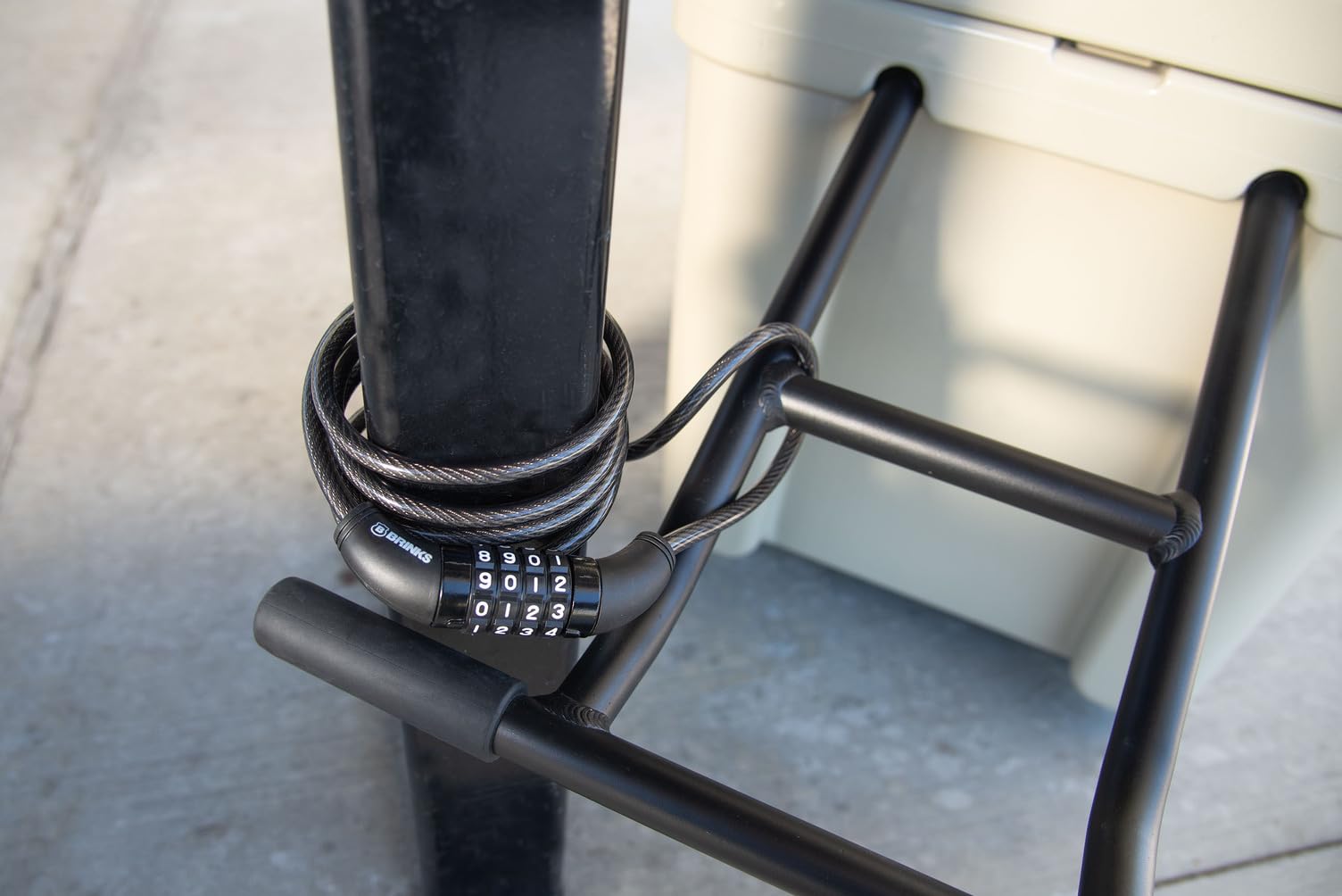BRINKS Cable de bloqueo de bicicleta para exteriores de 6 pies con combinación de 4 esferas reiniciables, acero flexible autoenrollable, envoltura protectora de vinilo, seguro y duradero, 5/16