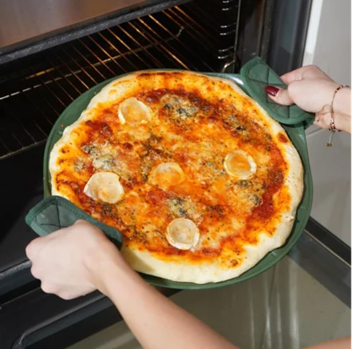 COOKUT Le formidable plat à pizza avec coupe pizza - Dimension : 33 cm - couleur Fougère (vert)