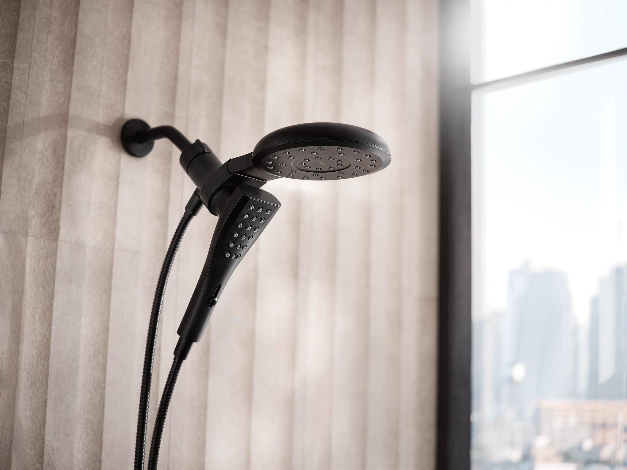 Moen Verso 220C3EPBL - Soffione a 8 funzioni, diametro 17,8 cm, con doccetta con prestazioni ecologiche, colore nero opaco, tubo rotondo 72