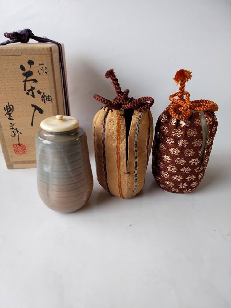 朝日焼 十五世 松林豊斎 朝日豊斎 灰釉茶入 日野間道 大燈金襴 共箱 栞 新品 朝日焼 十五世 松林豊斎 朝日豊斎 灰釉茶入 日野間道 大燈金襴