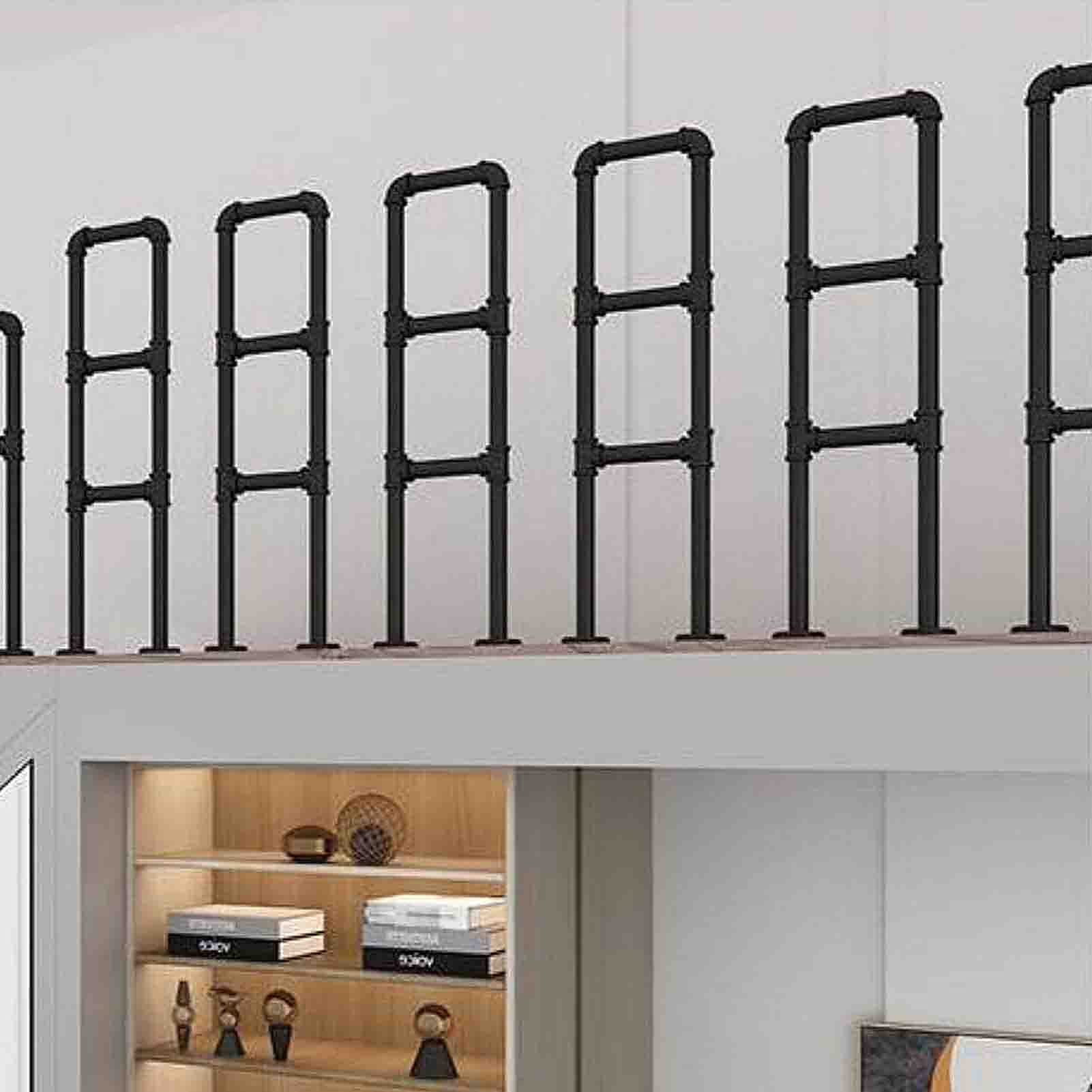 Rampe d'escalier extérieure en fer forgé au design industriel et finitions soignées