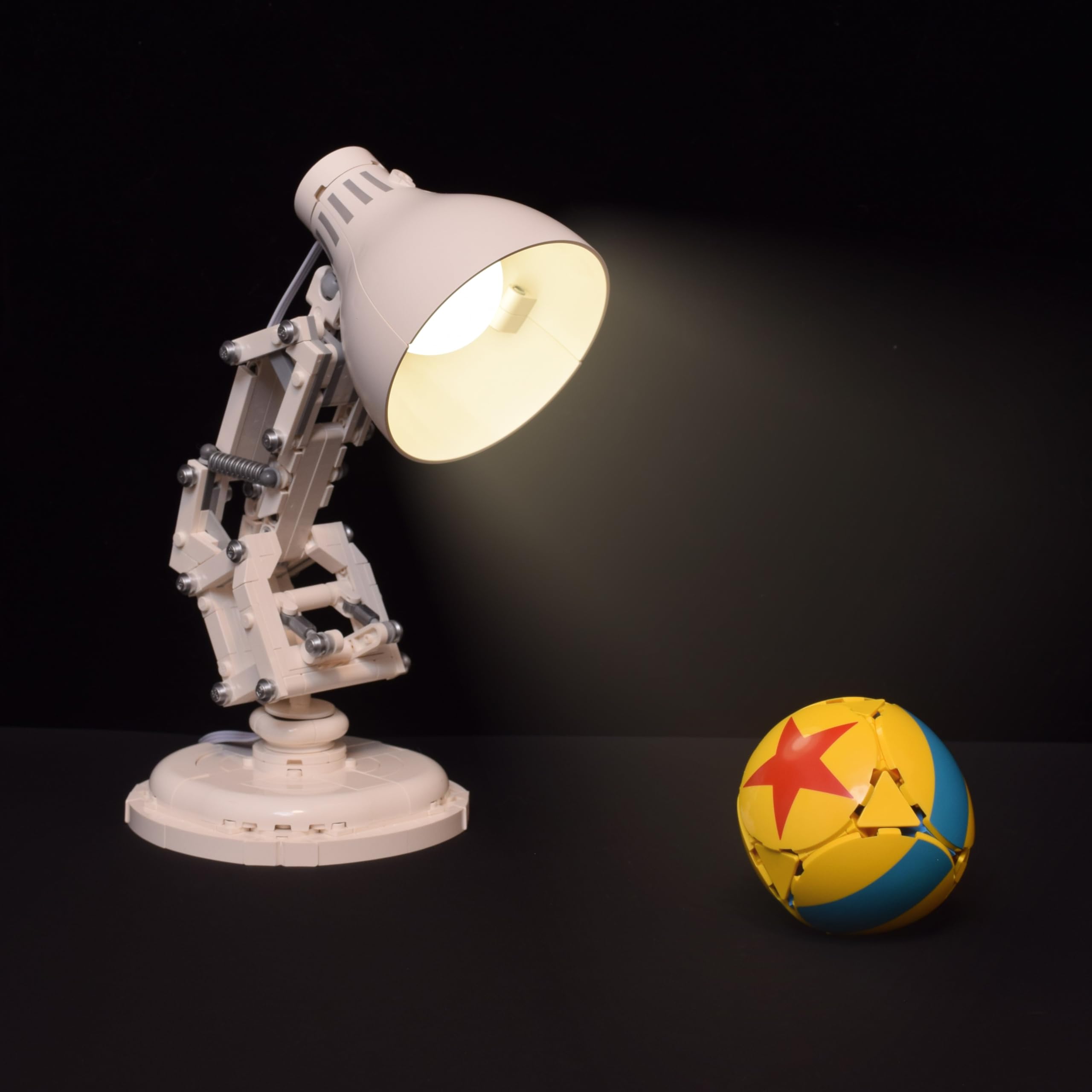 LUXO JR. デスクランプとボールのセット Amazon.co.jp: LightGo LEDキット Disney Pixar Luxo Jr. デスクランプ