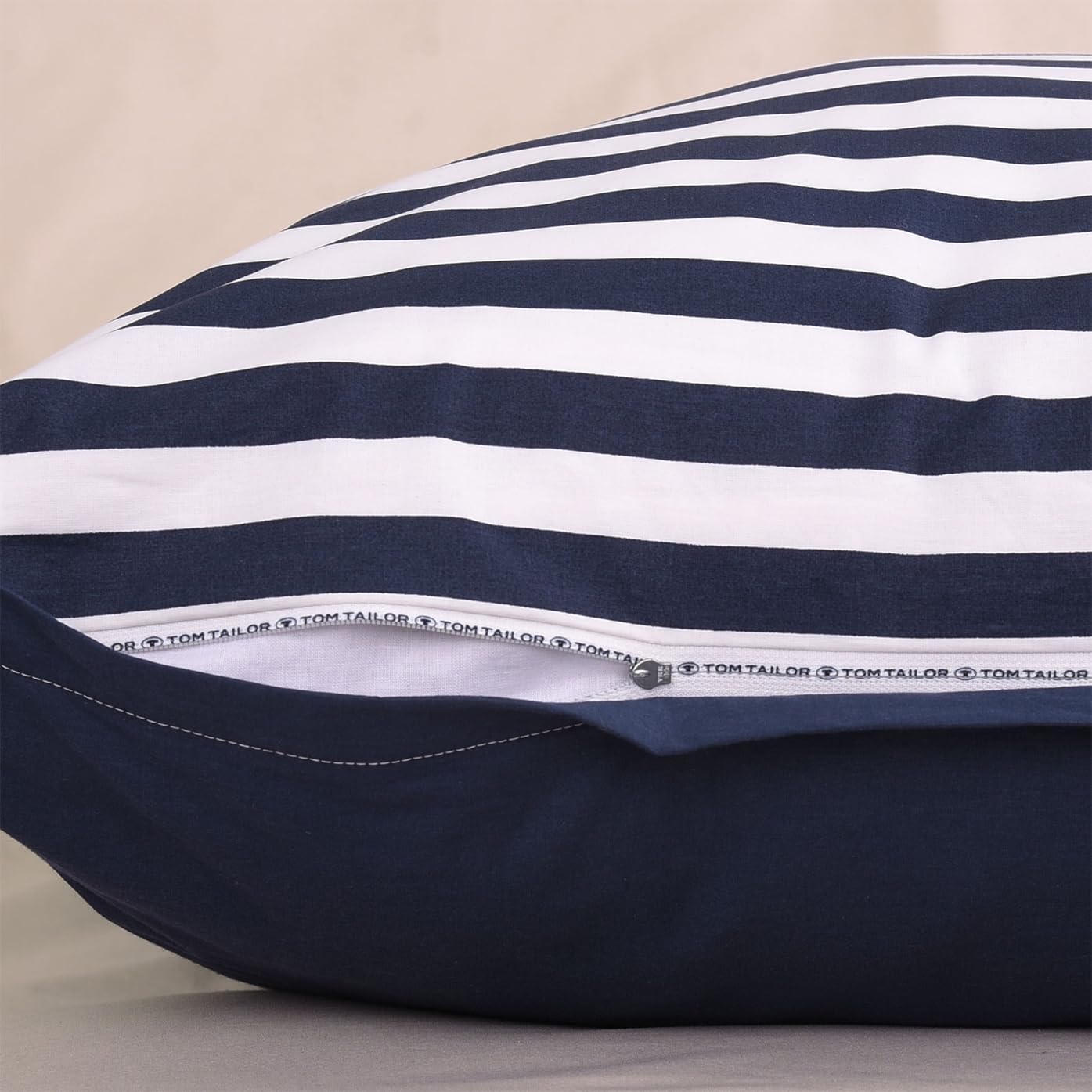 TOM TAILOR Bettwäsche Stripes with a Kick Dark Navy & Sunny Sand, 80x80 cm + 155x220 cm, 100% Baumwolle/Perkal, mit Wendemotiv, farbiger Paspel am Kissen und Markenreißverschluss