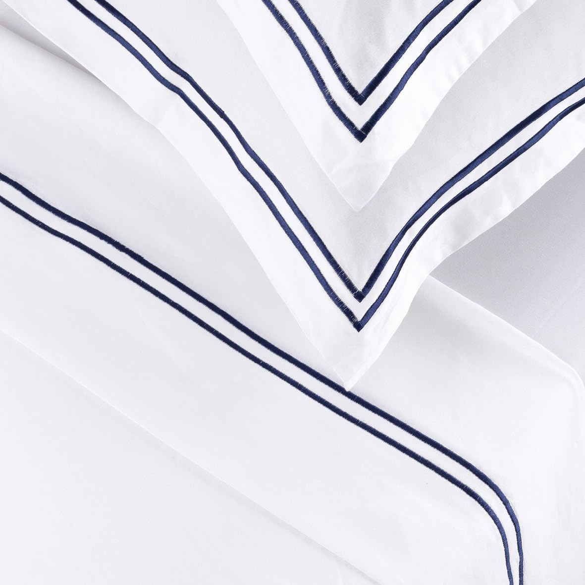 Parure de lit 3 pièces - Housse de Couette 260x240 + 2 taies 63x63 - Satin de Coton TC200 - Fermeture éclair - Oeko-TEX® - Silhouette - Bleu foncé/Blanc