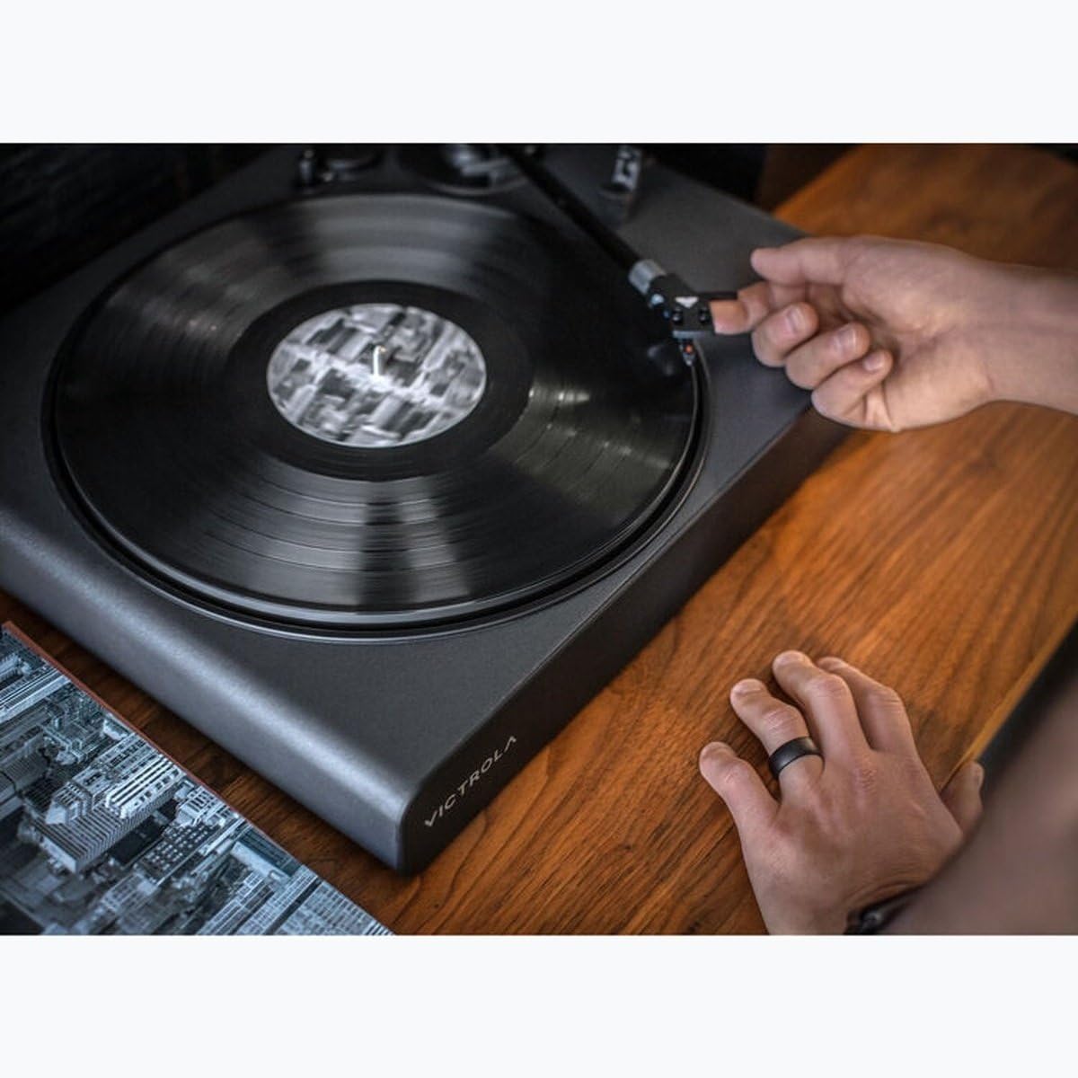 Victrola Stream Onyx Wi-Fi-Plattenspieler Mit Bluetooth, Sonos-Kompatibilität, UPnP/Roon Ready, 2 Geschwindigkeiten, MM-Tonabnehmer & Aluminium-Tonarm (Schwarz)