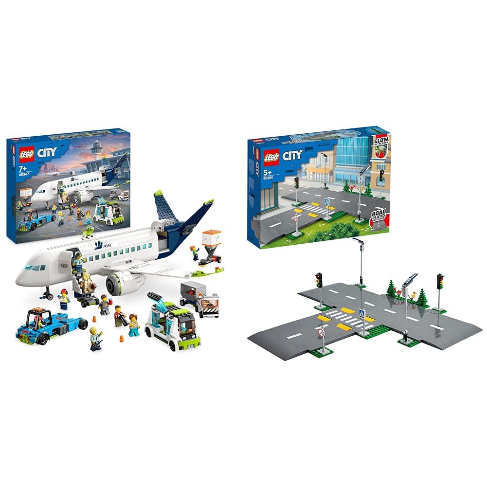 LEGO City Passagierflugzeug Spielzeug-Set & City Straßenkreuzung mit Ampeln, Bauset mit im Dunkeln leuchtenden Steinen 60304