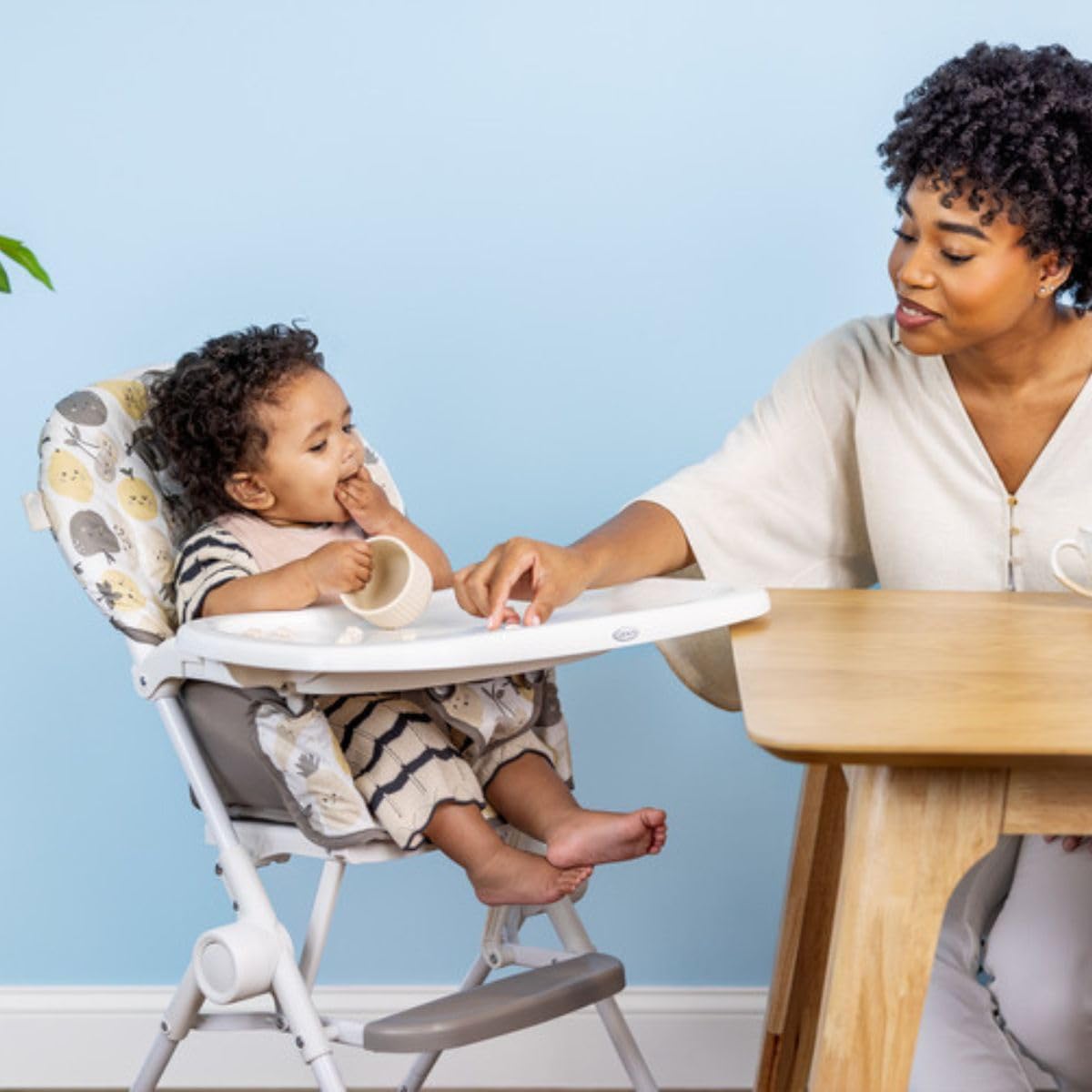 Graco Chaise haute MiniLite avec pliage ultra compact, légère à seulement 4,7 kg et pliage autonome, Fruitella Fashion