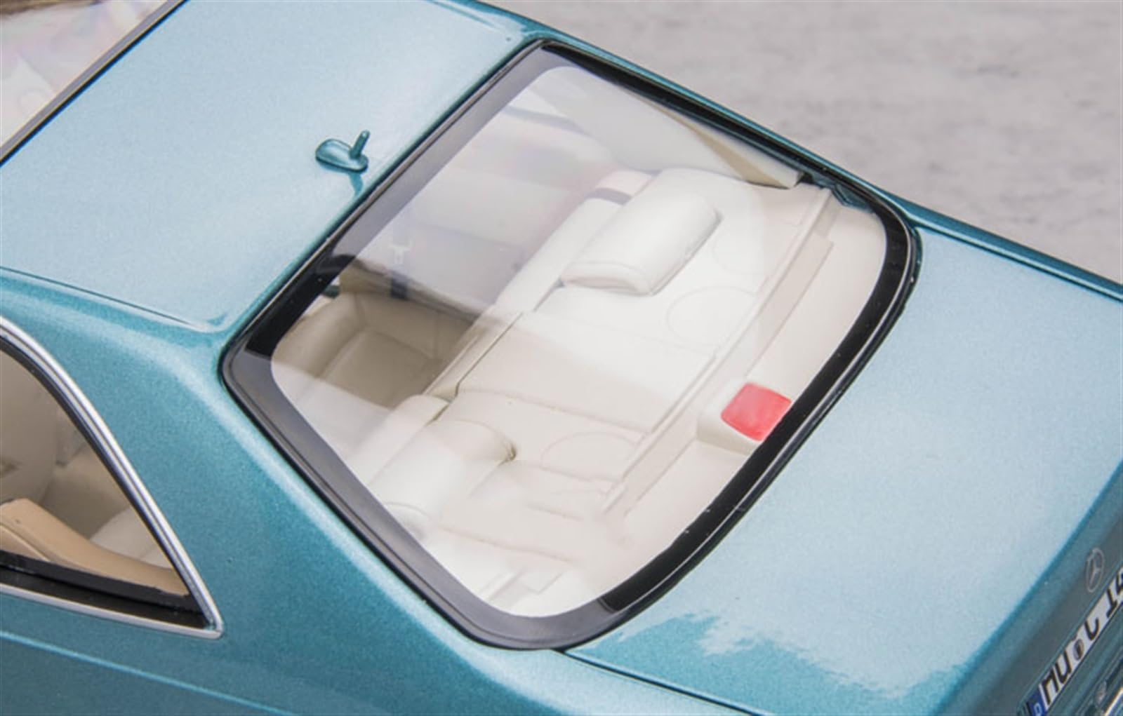 Amazon.co.jp: モデルカーのおもちゃ 1:18 メルセデス · ベンツ C140