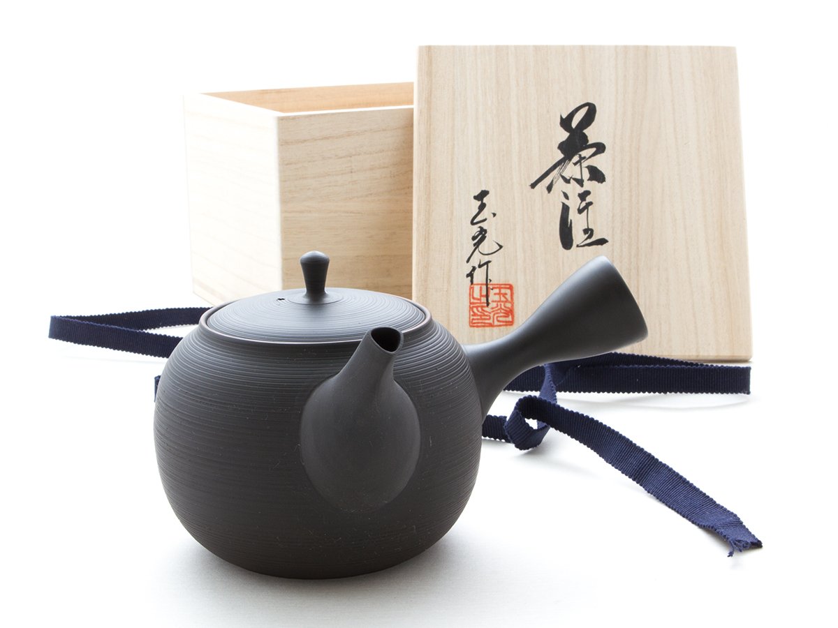 japanische Tee-Kanne Tokoname TOBIKANNA KURO in Geschenk-Box. Schwarz, handmade auf der Töpfer-Scheibe. Unglasiert, integriertes Keramik-Sieb
