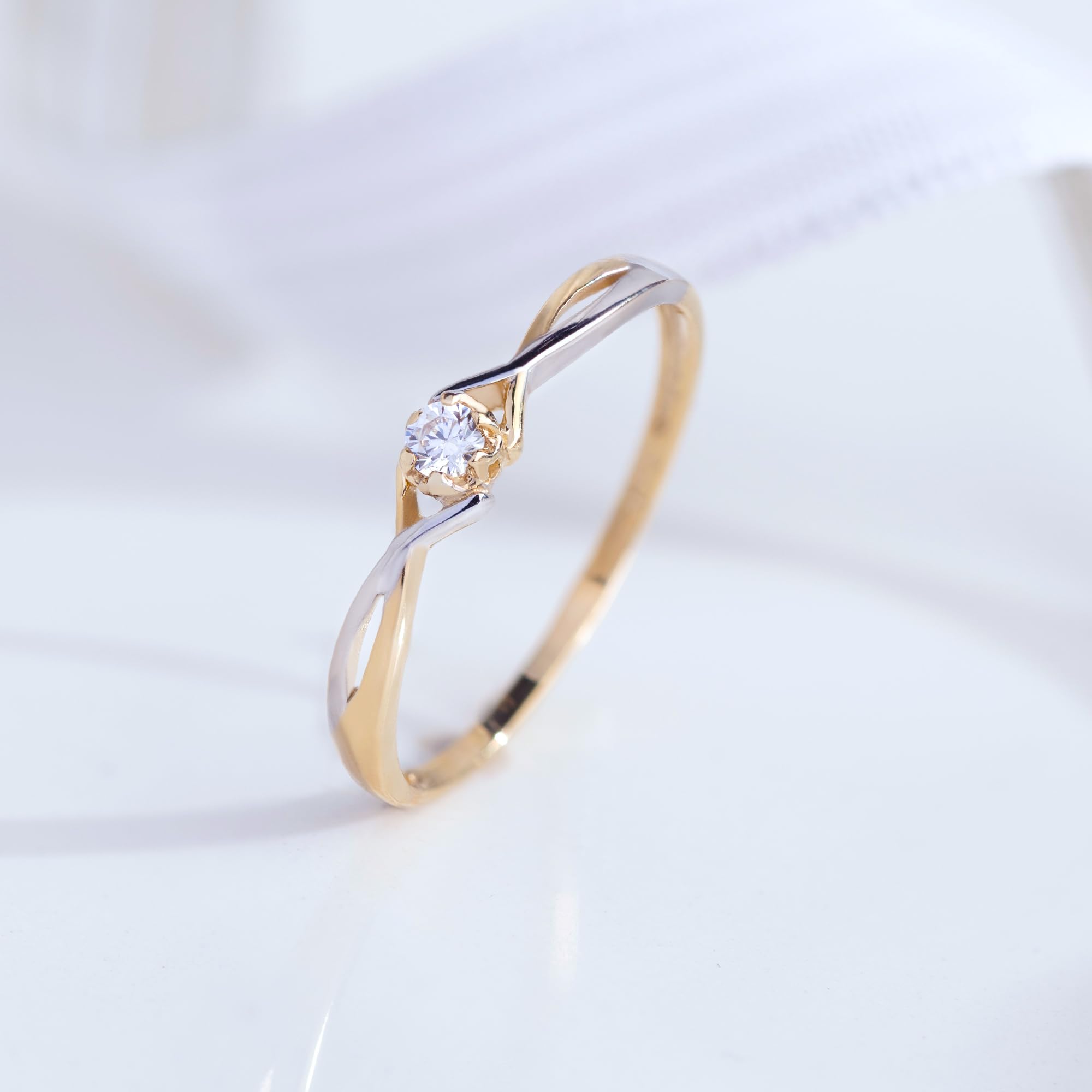 MARKO Eleganter 8 Karat (333) Gold Ring mit funkelnder Zirkonia – Zweifarbige, geschwungene Fassung