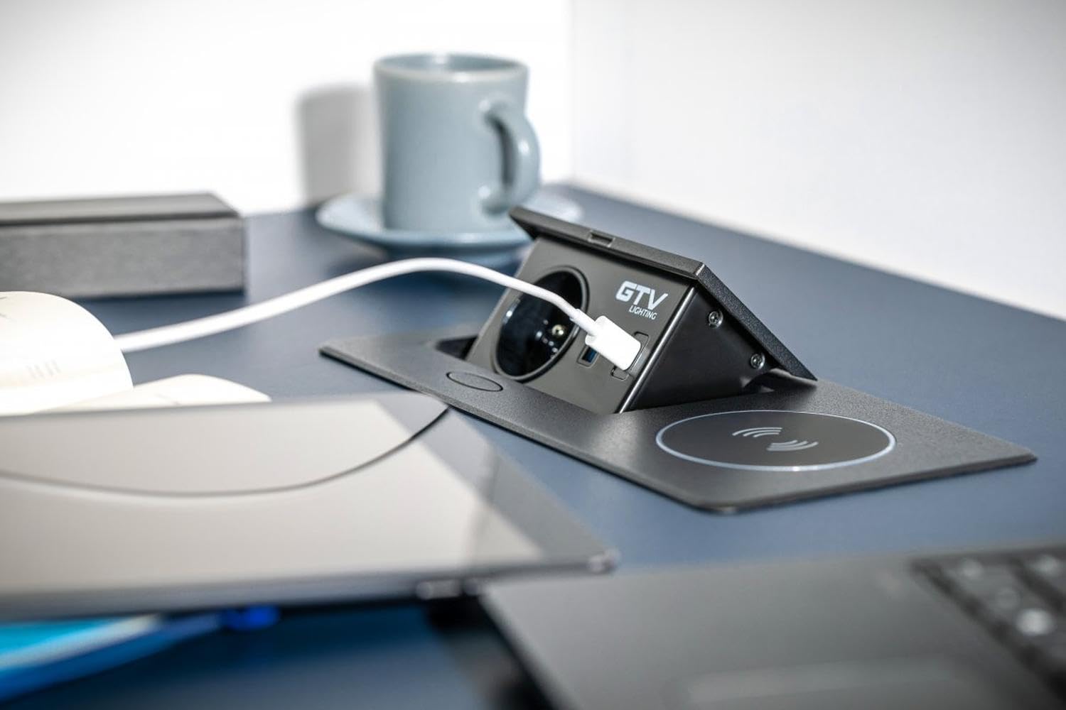 GTV Gniazdo meblowe AVARO Plus, ładowarka indukcyjna 5 W, USB-A i USB-C, kompaktowa konstrukcja, kolory: biały, czarny, aluminium, idealne do domowego biura i komercji