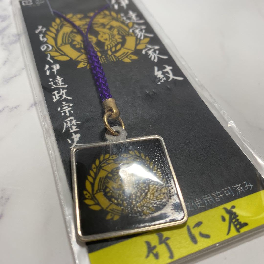 Amazon.co.jp: 伊達政宗歴史館限定伊達家家紋ストラップ : おもちゃ