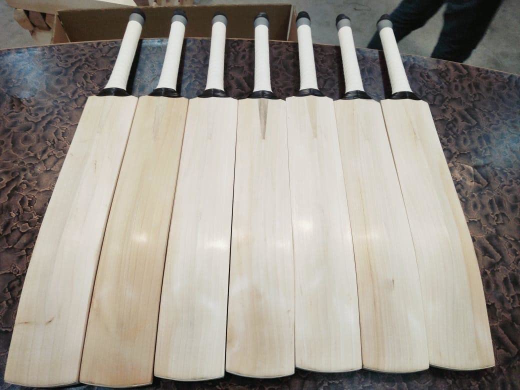 Maxxic sports English Willow Light Weight Cricket bat T 20 Format by Maxxic Sport