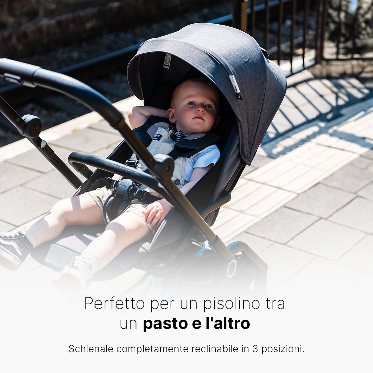 Hamilton by Yoop T1 Buggy - Seduta girevole a 360° - Tecnologia MagicFold™ - Pieghevole - Ruote riflettenti con sospensioni - Include borsa protettiva e portabicchieri - Passeggino regolabile - Cachi
