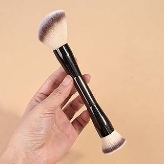 1 brocha de maquillaje de doble punta en una ...
