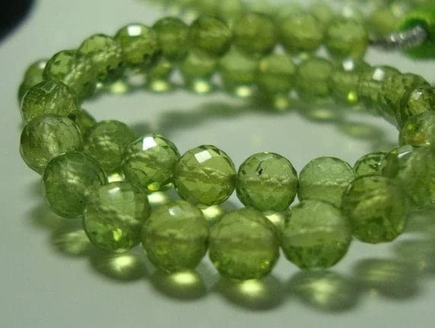 Peridot micro faceted round beads pour fabriquer un cadeau d'anniversaire