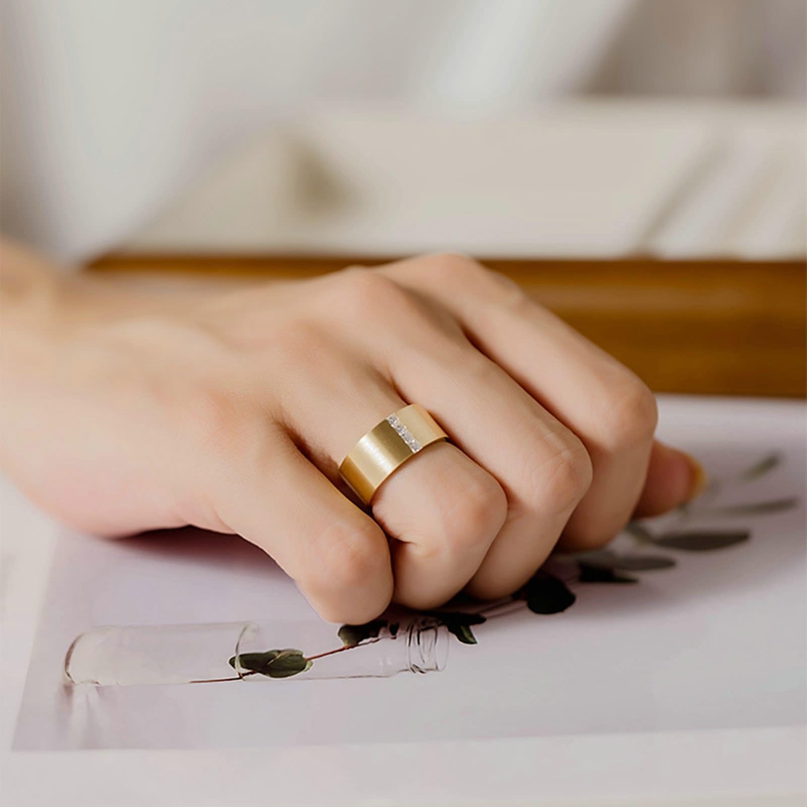 Anillo de compromiso de oro 750 de 18 quilates, anillos de boda para mujeres y hombres, diseño ancho cepillado con 0,15 ct cuadrado de moissanita, anillos de boda oro amarillo