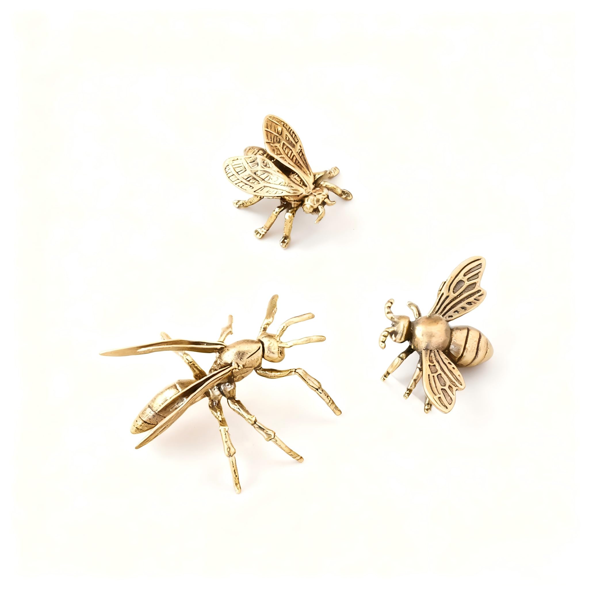 Mini statues d'insectes en laiton pour rompre la monotonie d'un bureau vide