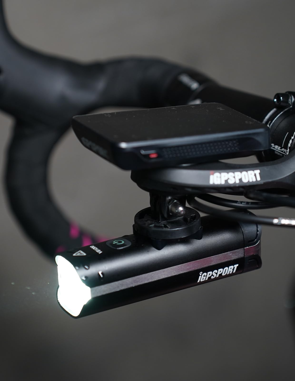 iGPSPORT VS1200 Luz Bicicleta Super Luminoso 1200 Lumen Antiniebla e Pantalla de Potencia Luces Delantera y Trasera USB Recargable Luces Espera Ultralarga