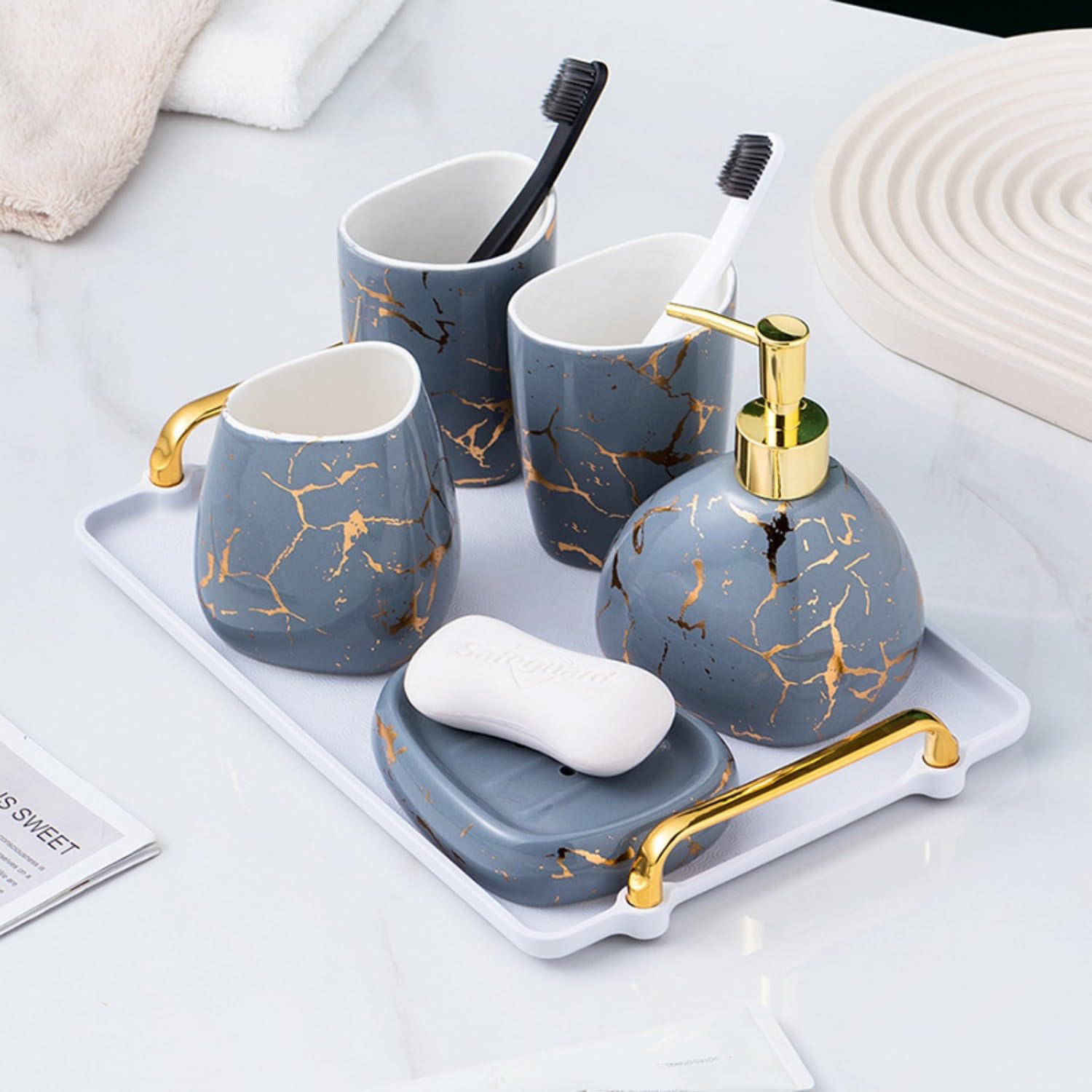 Set di 5 accessori da bagno con vassoio in plastica, tra cui dispenser per sapone da 450 ml, portaspazzolino, bicchiere, portasapone e vassoio con manico, in ceramica, grigio e oro (grigio)