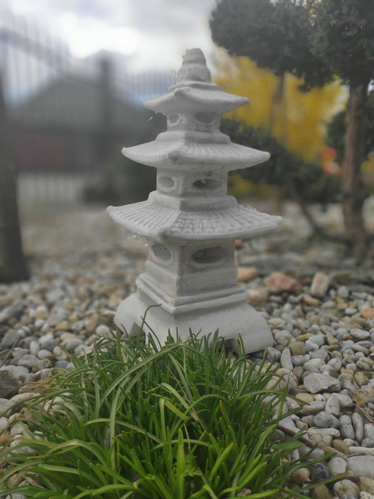 Lanterna in stile giapponese, pagoda a tre grondaie in pietra fusa, ornamento da giardino