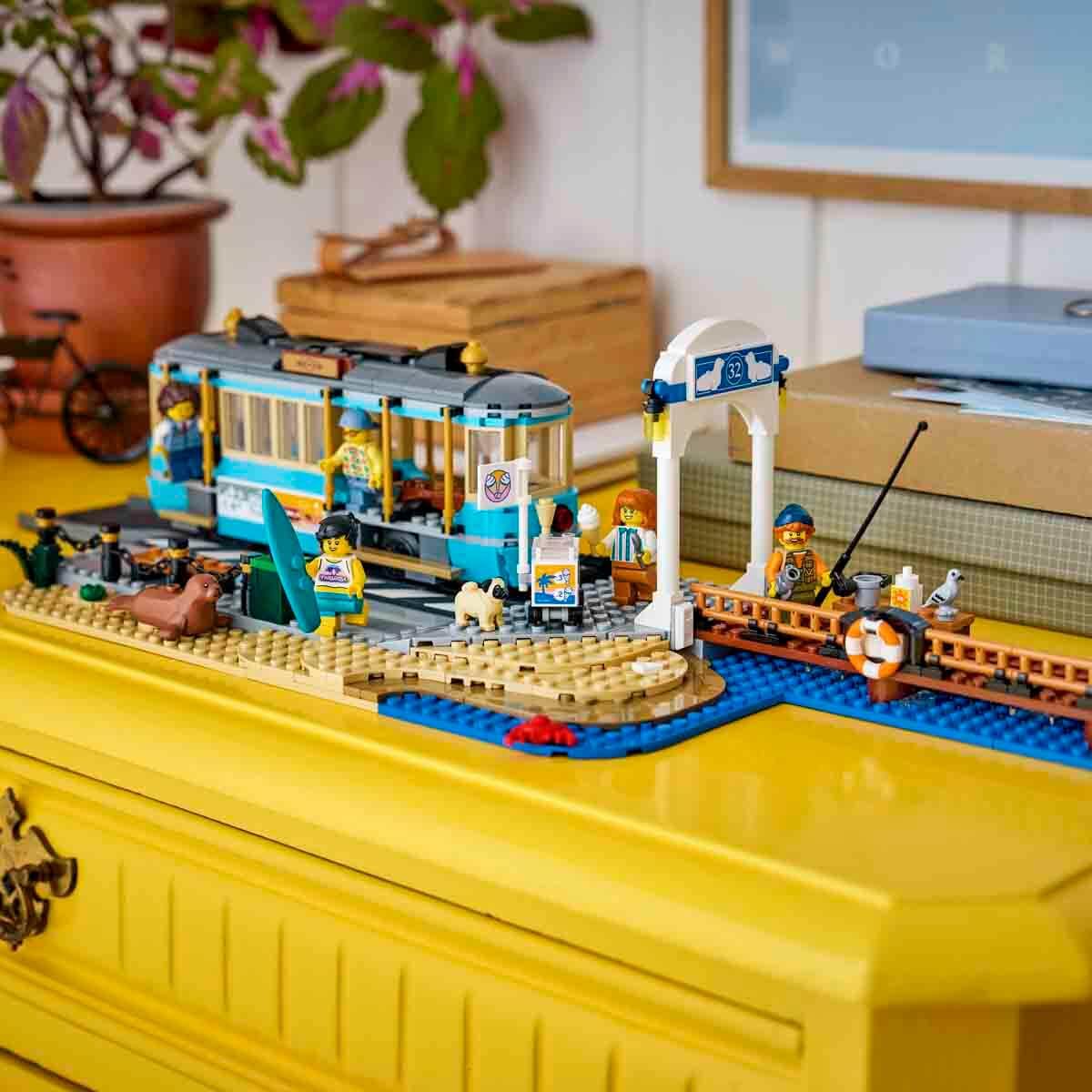 LEGO City Klassische Strandstraßenbahn Spielzeug - Modellbau mit Schienenstrecke, Straßenszene, 5 Minifiguren und 5 Tierfiguren - Geburtstagsgeschenk für Jungen ab 7 Jahren - 60506
