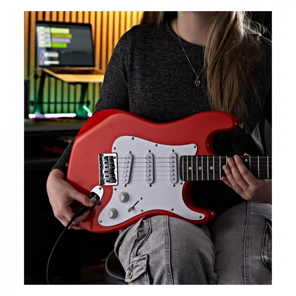 Gear4music Chitarra Elettrica Junior 3/4 con Amplificatore Rosso | Per giovani musicisti, 3 pickup single coil con selettore a 5 posizioni, ampli 10W con uscita cuffie