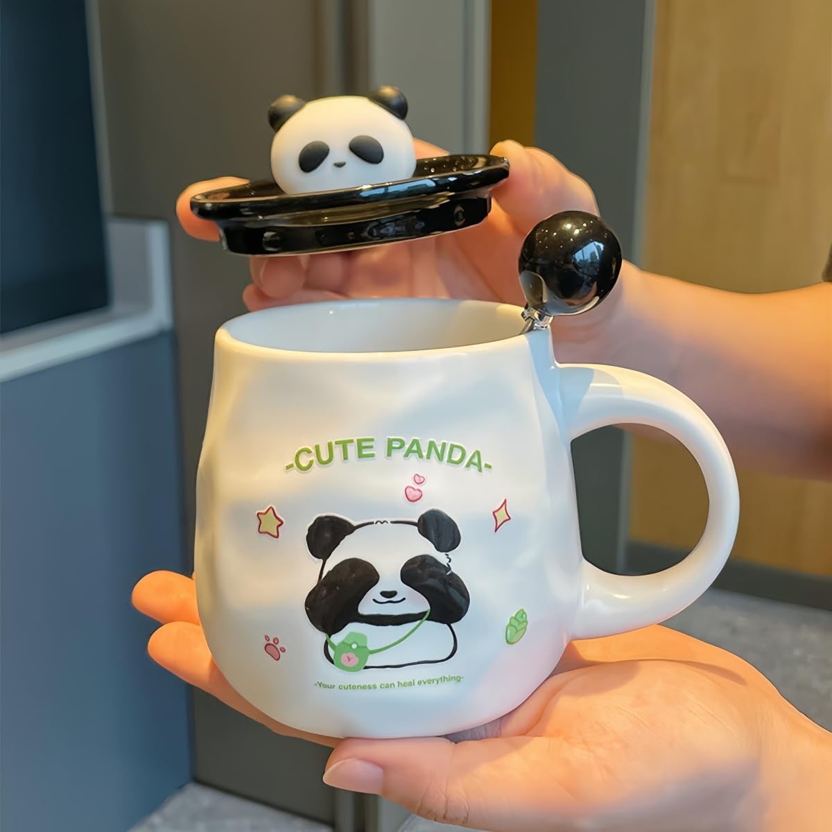 Panda Tasse mit Deckel Löffel Keramiktasse 400ml Matt Weiß süße Kaffeetasse Teetasse Geschenk Freundin Büro Geburtstag 2 Motive (Augen-zu-Panda – 4er-Set)