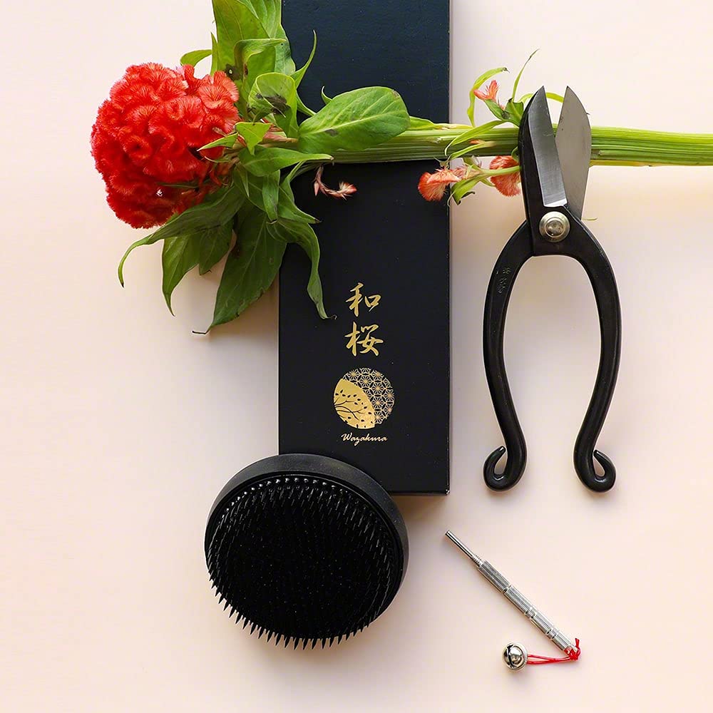 Wazakura 3 PCS Set di Strumenti Essenziali per Ikebana Giapponese Fatto in Giappone, Composizioni Floreali [Forbici Ikenobo + Kenzan Rotondo Nero da 80mm + Strumento di Cura per Kenzan]
