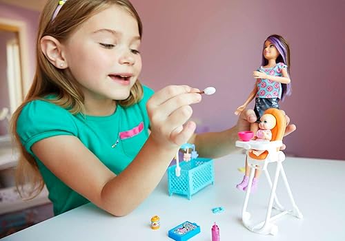 Miniatura 2 de Barbie Juguetes juego de silla alta y cuna con muñeca Skipper muñeca de bebé que cambia de color muebles y accesorios juego Babysitters Inc