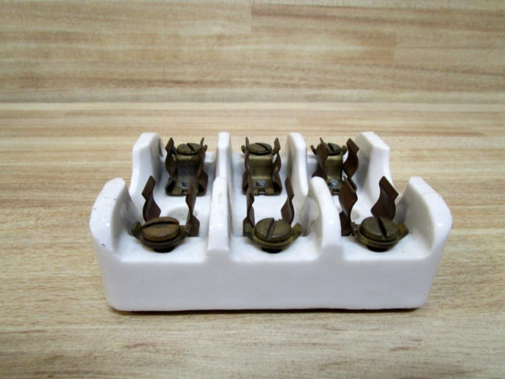 BRYANT 1924 FUSE BLOCK 3POLE 1-30AMP 250V CERAMIC