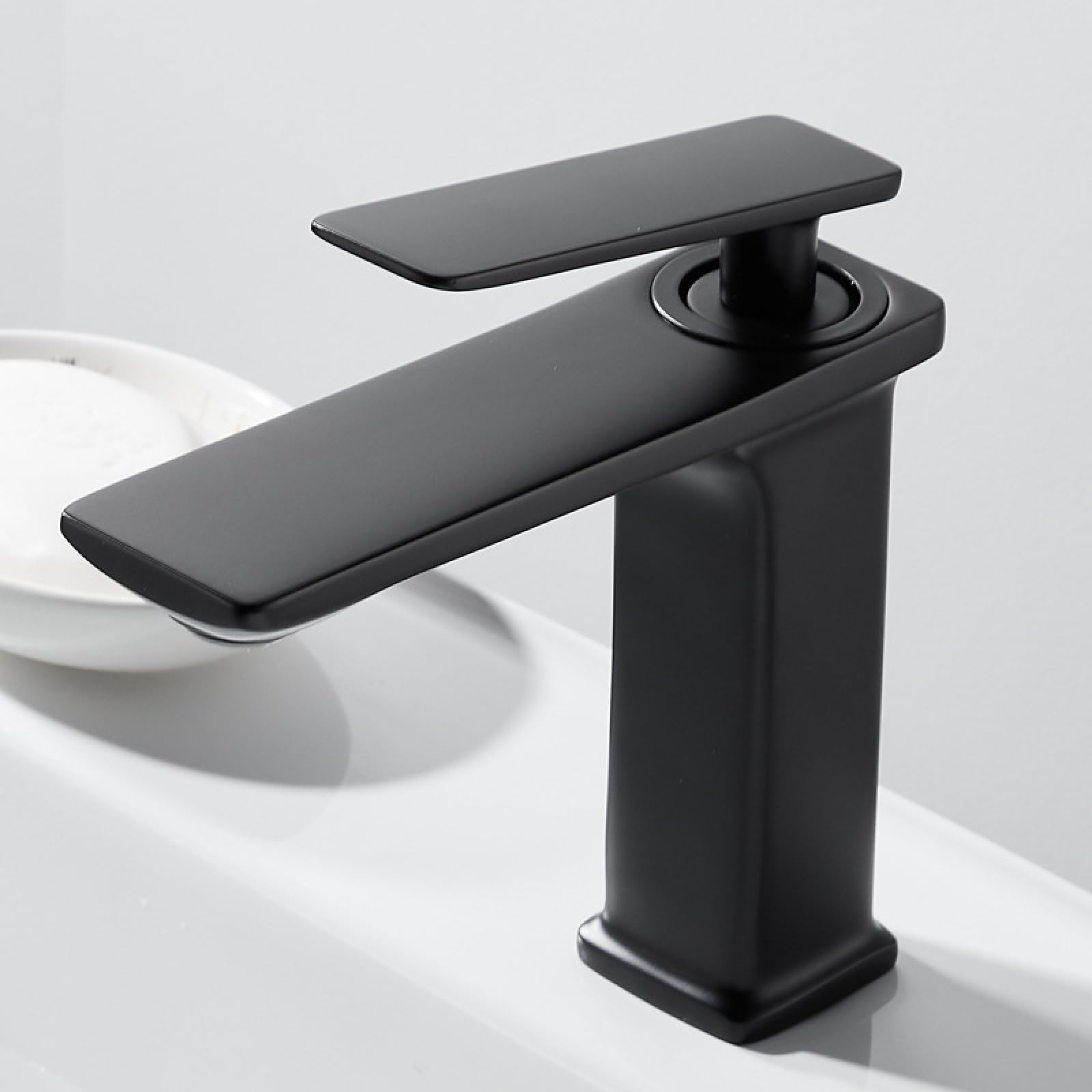 Robinet d'évier de salle de bain pour vasque moderne et routine matinale sereine