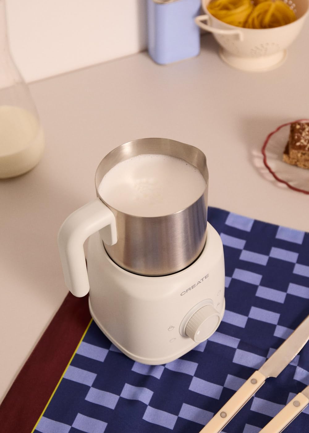 CREATE/MILK FROTHER RETRO/Milchaufschäumer und -erhitzer mit abnehmbarem Krug Cremeweiß/Magnetische Drehzubehörteile, 350ml, für kalte und warme Getränke, 500W