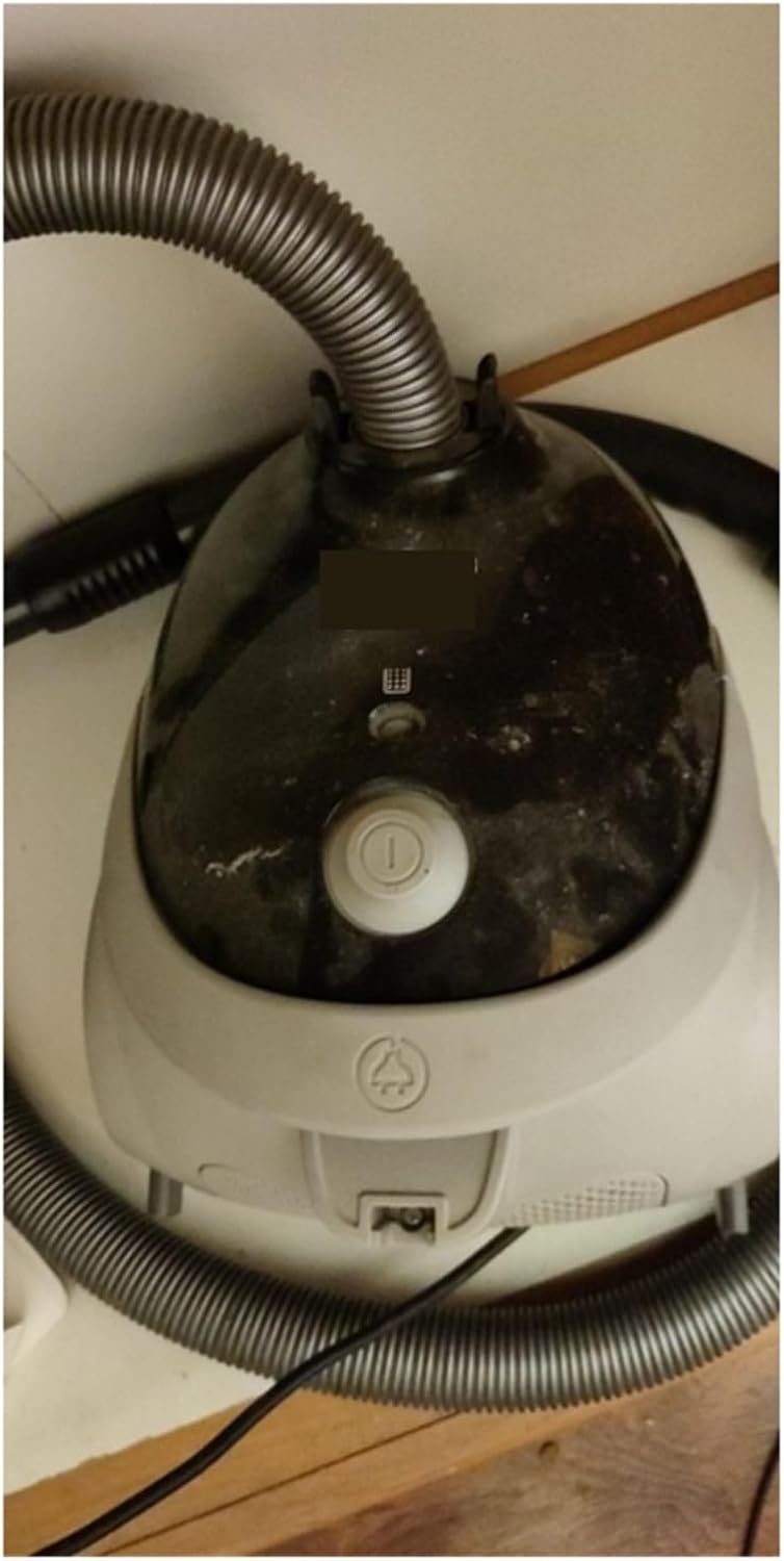 Top view of a vacuum cleaner with the dust bag compartment closed after installation