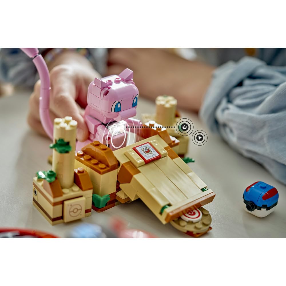 LEGO Pokémon SMART Play: Poszukiwania Mitycznego Mew za pomocą drona 72161 | Interaktywna zabawka z figurką Pokémona z klocków, zestaw kompatybilny, prezent dla dzieci 8+, 3 SMART Tagi, 429 elementów