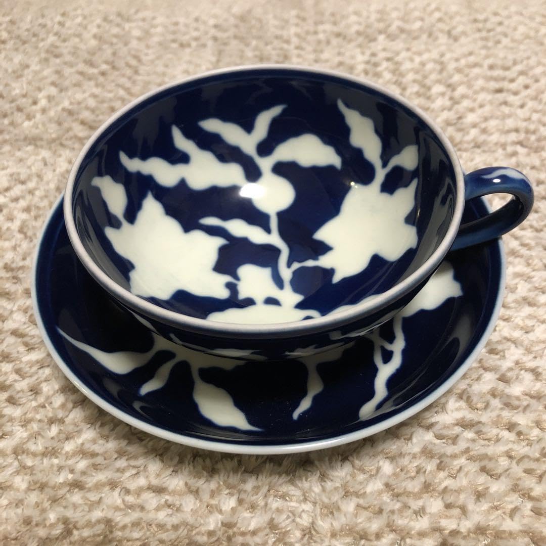 Amazon.co.jp: 深川製磁 草花折枝白抜紋 紅茶碗皿 カップ＆ソーサー 