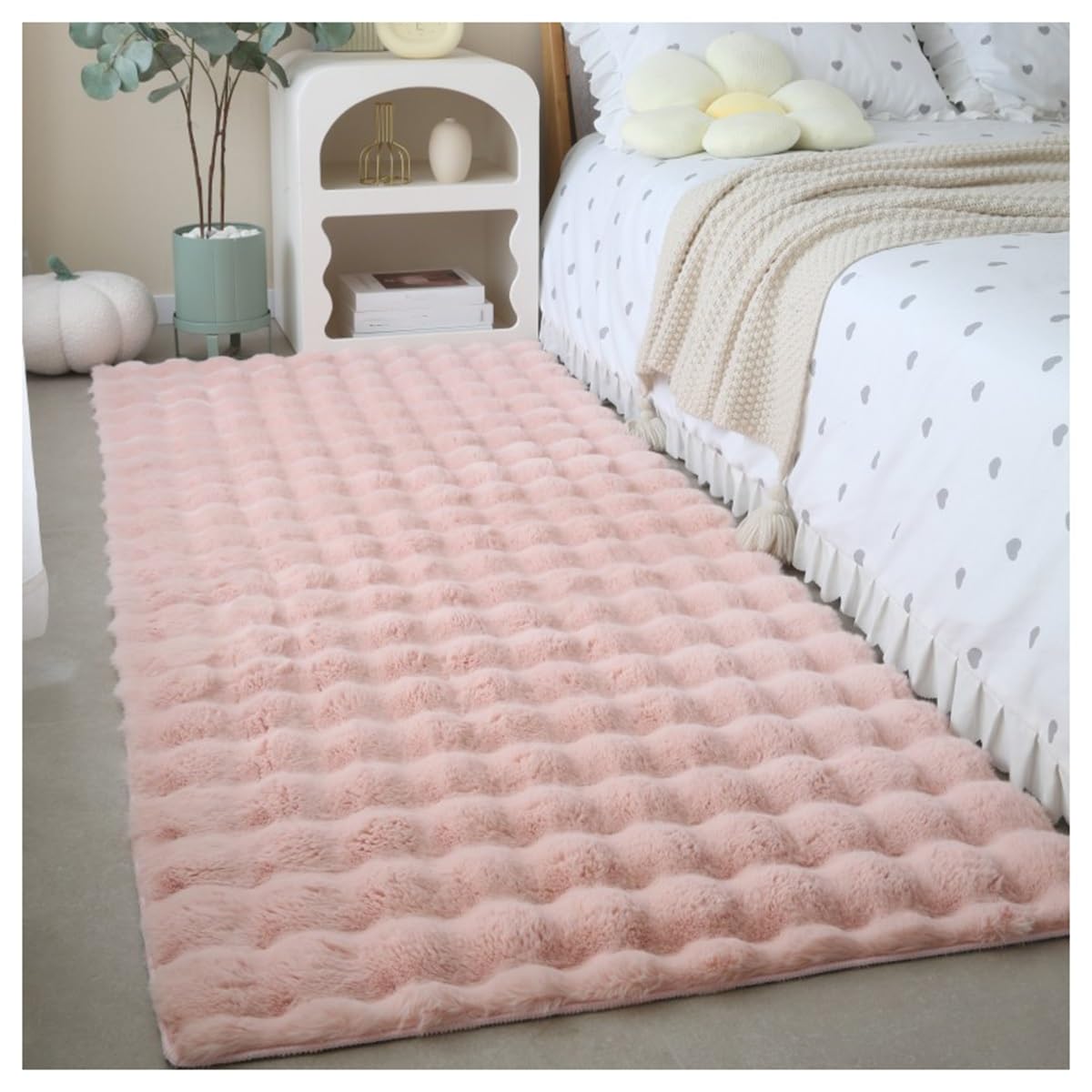 Tapis de chambre rose en peluche pour créer un coin lecture doux et chaleureux dans le salon
