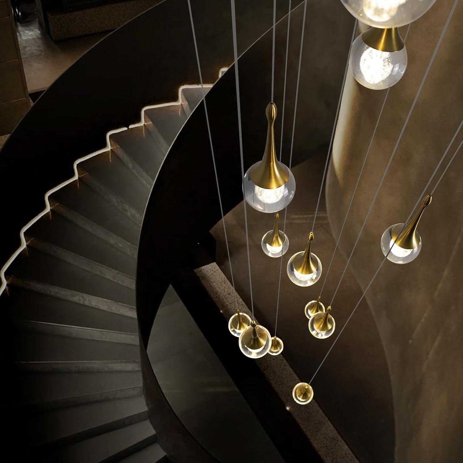 Lustre d'escalier LED doré Haut Plafond Suspension Luminaire intensité Variable télécommande Moderne Cristal en Forme de Goutte d'eau Longue Lampe Suspendue Cage d'escalier Salon entrée
