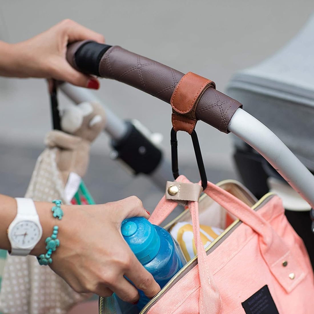 2 Pezzi Ganci Passeggino, Pelle Ganci, Gancio per Borsa Spesa, Ganci per Passeggino Universale, Moschettoni per Carrozzina, Per Carrozzina Bici Auto Carrello Appendi Sacchetti (Marrone/scuro)