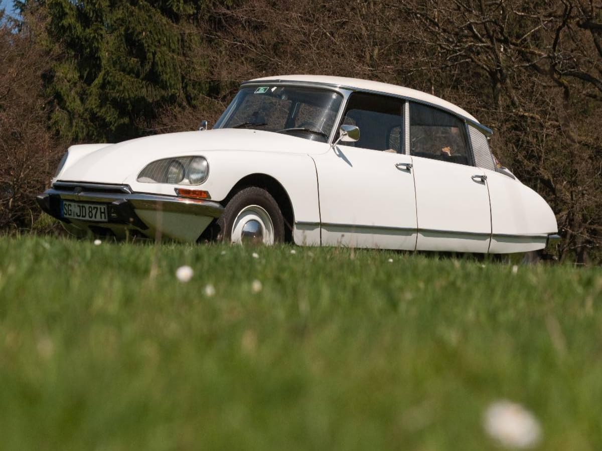 CALVENDO Puzzle Citroën DS - Göttin in weiß 1000 Teile Puzzle quer 1000 Pieces 64 x 48 cm from Meike Bölts