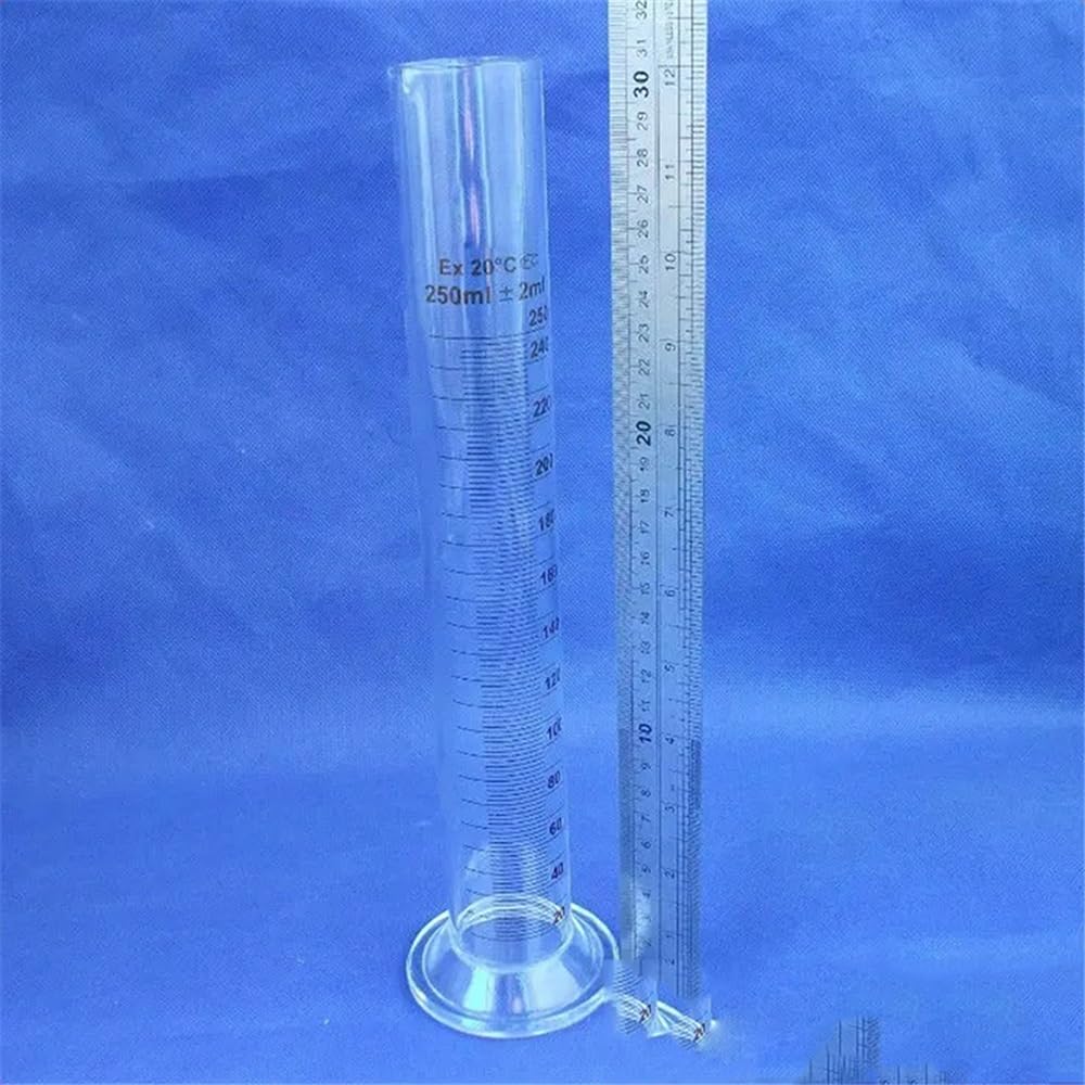 Misurazione di laboratorio. Cilindro graduato in vetro da 250 ml